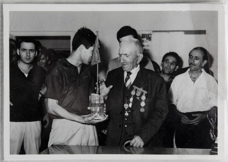 Poggibonsi, 18-19 luglio 1964, XX° anniversario della liberazione e conferimento ad Alcide Cervi della cittadinanza onoraria. Alcide Cervi riceve un omaggio